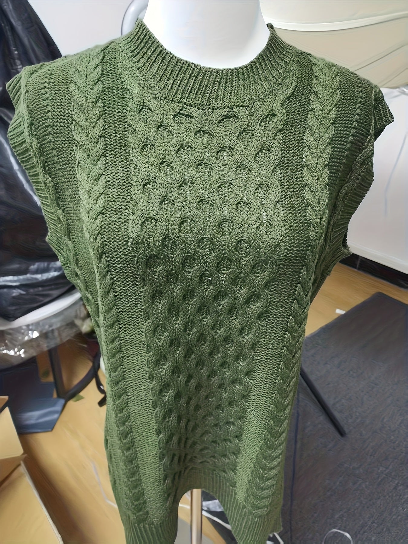 Comfortable Cable Knit Sweater Vest for Women with Crew Neck Sleeveless Chunky Oversized Style