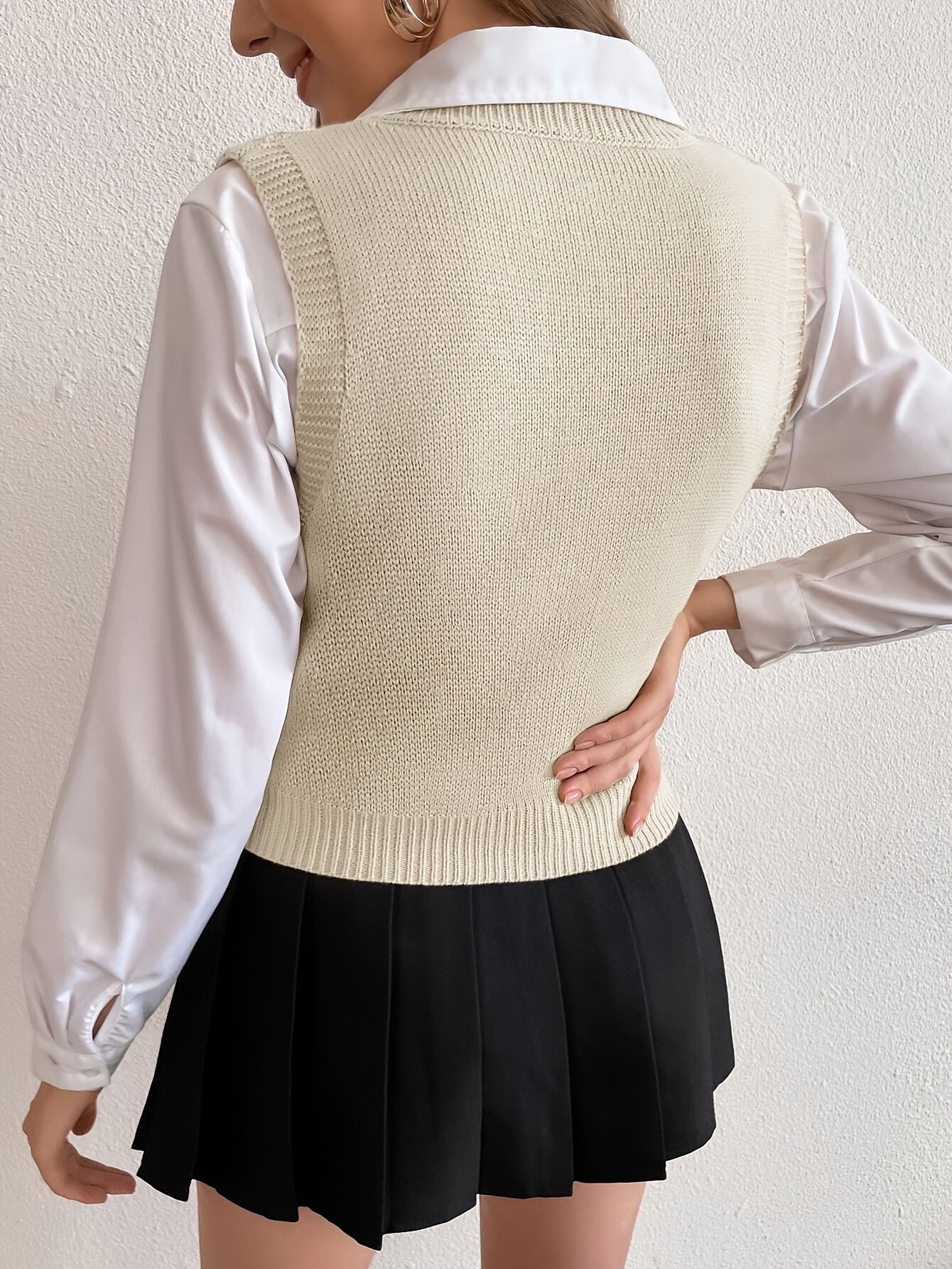 Comfortable Cable Knit Sweater Vest for Women with V Neck Sleeveless Ribbed Hem Preppy Style